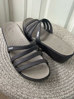 Crocs Rhonda Strappy Wedge Strappy Slide Sandal Womens Size 9 Brown